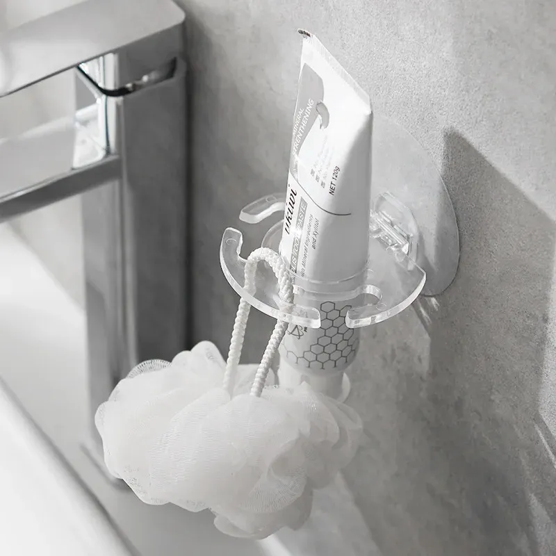 Accessoires de salle de bain rangés sur le support