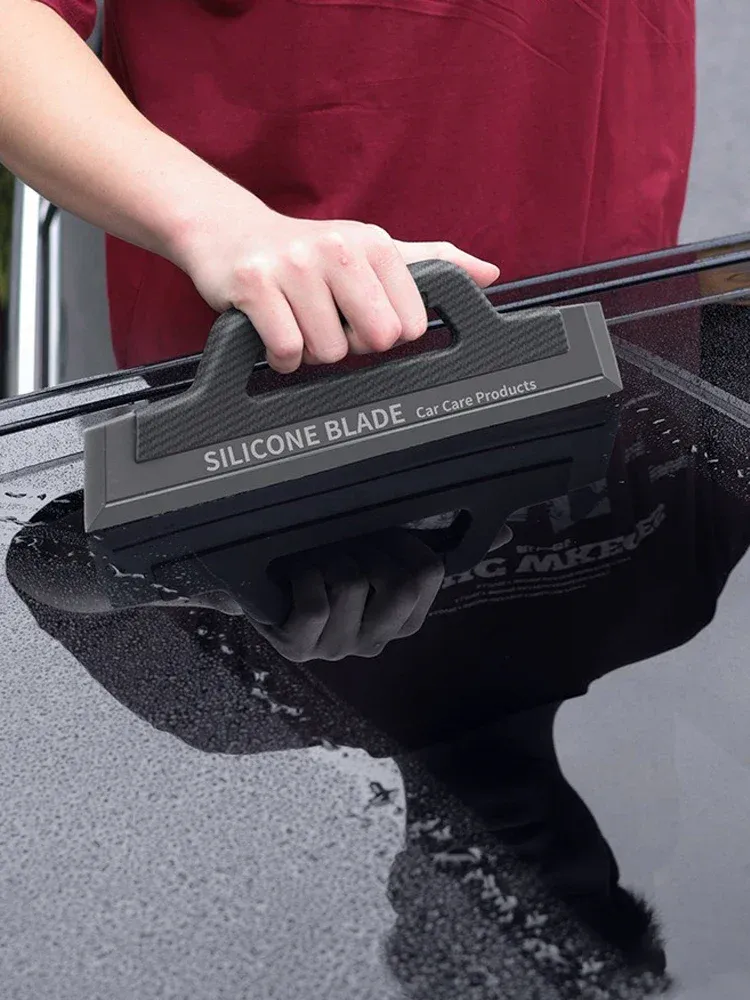 Raclette utilisée sur une vitre