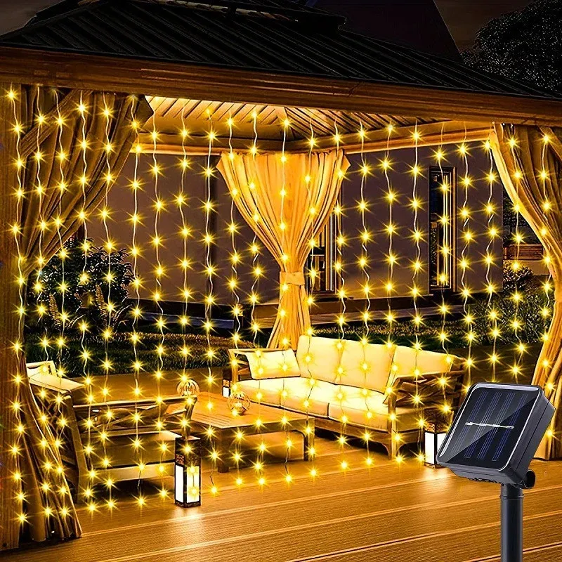 Rideau lumineux LED en fil de cuivre argenté en ambiance extérieure