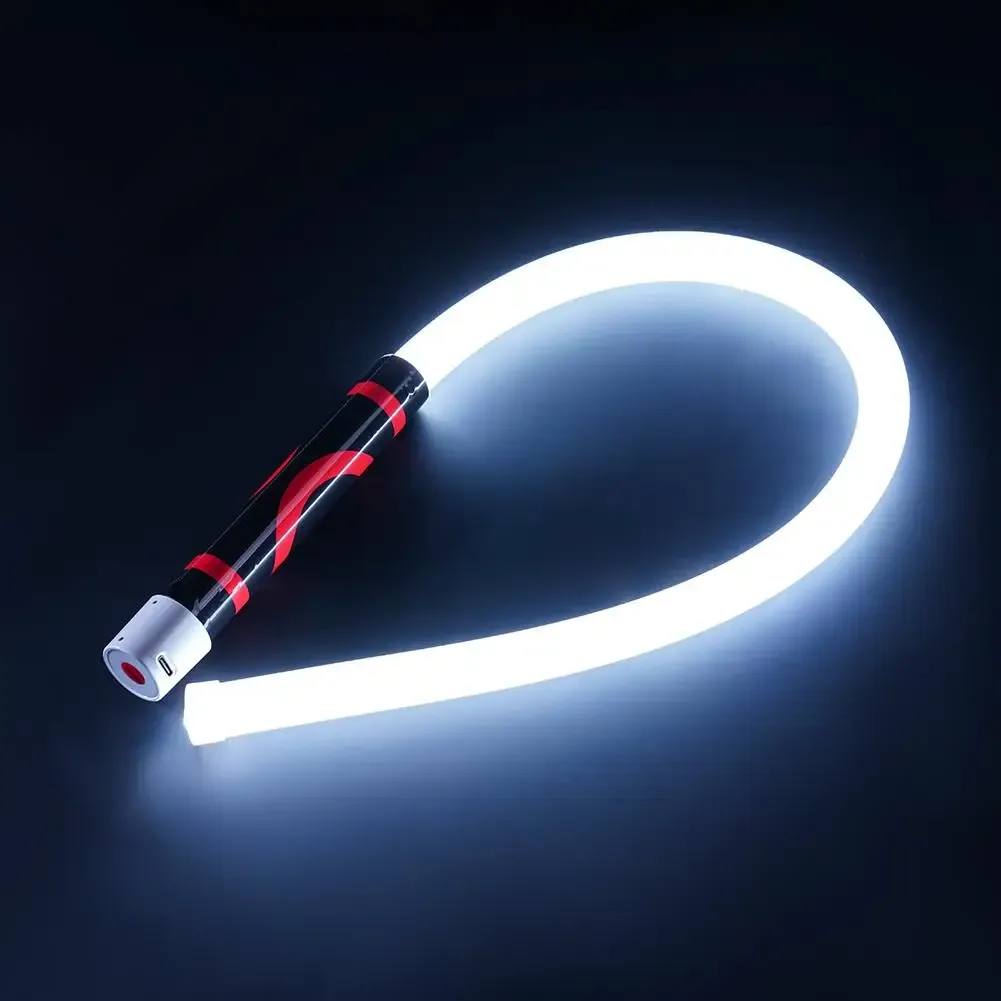 Lampe LED flexible éclairant une zone difficile d'accès