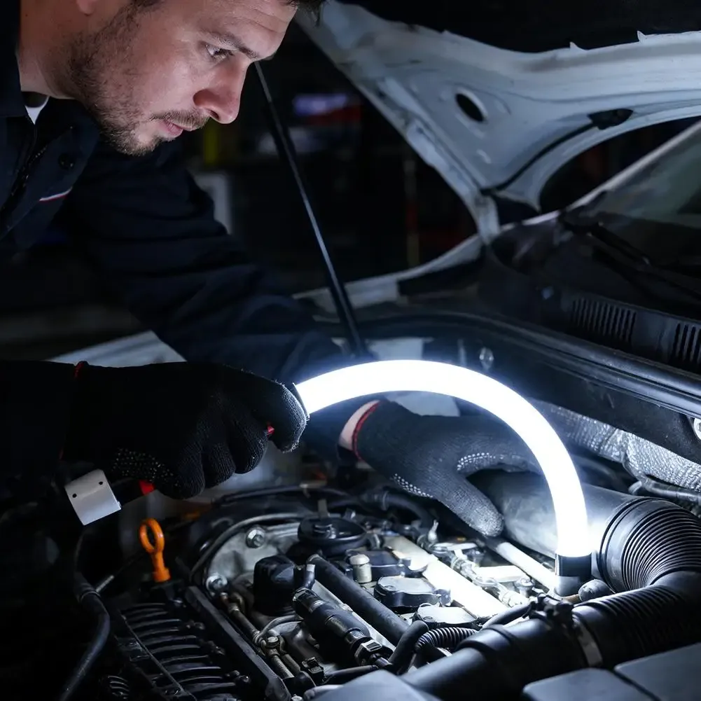 Lampe LED flexible éclairant un espace de travail restreint
