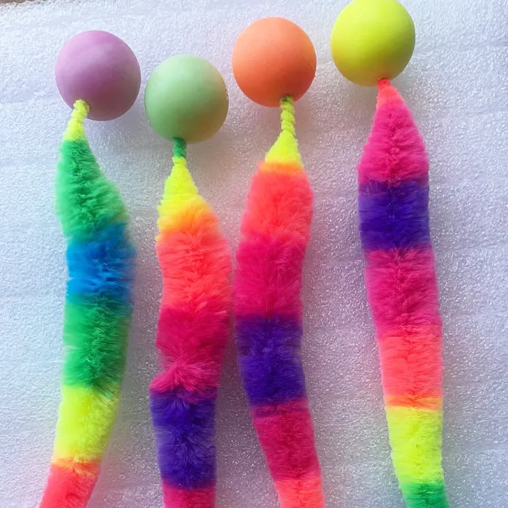 Jouet interactif pour chat en forme de cornichon avec boule rebondissante colorée