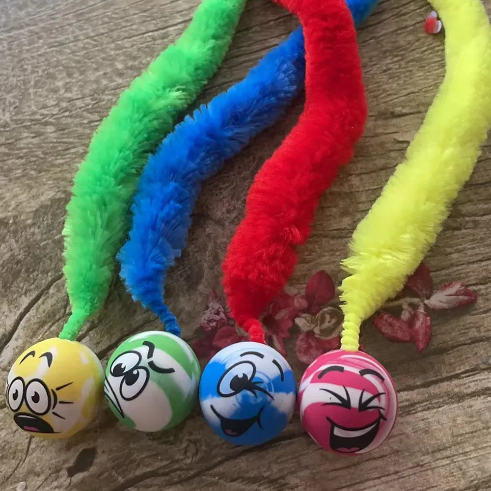 Jouet interactif pour chat en forme de cornichon avec boule rebondissante colorée 2