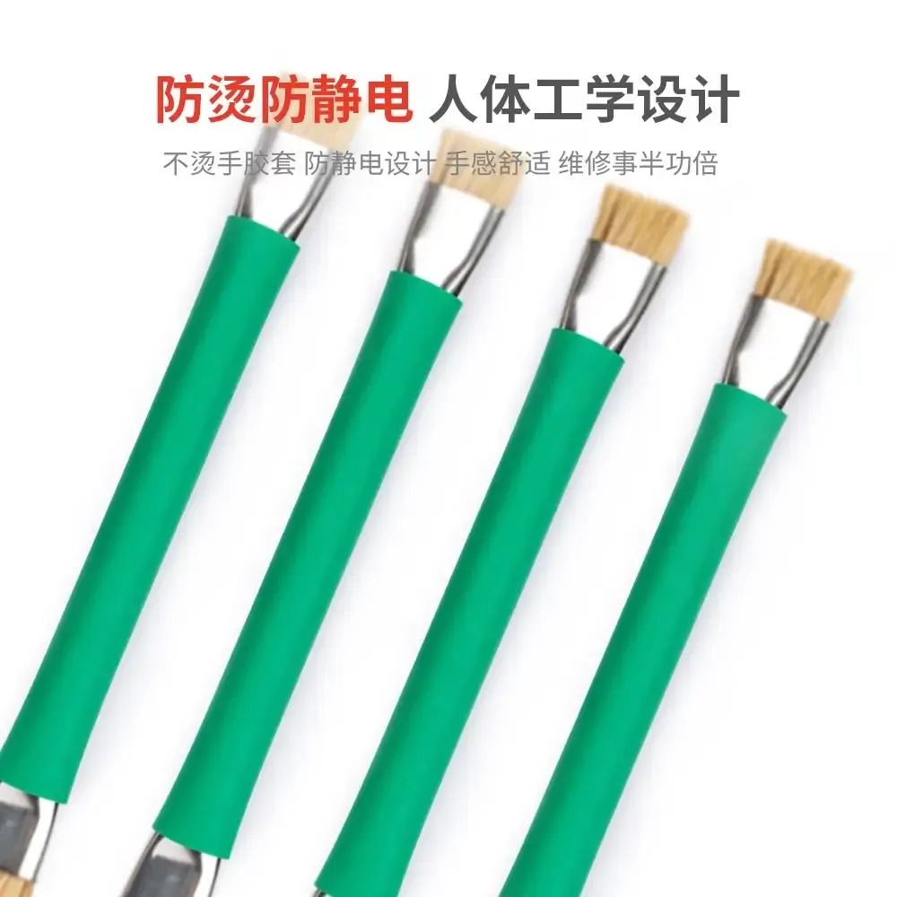 Brosse de nettoyage utilisée sur un circuit imprimé