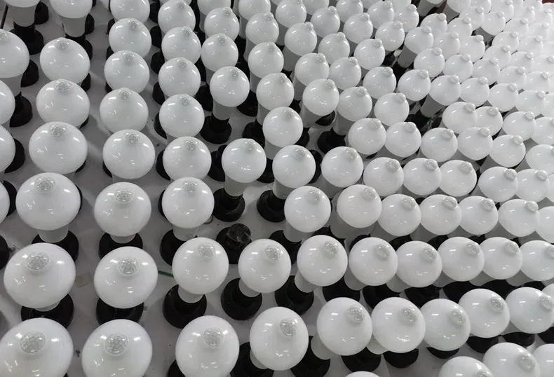Ampoule LED à détection de mouvement, ambiance nocturne