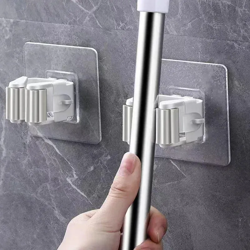 Supports de rangement installés au mur