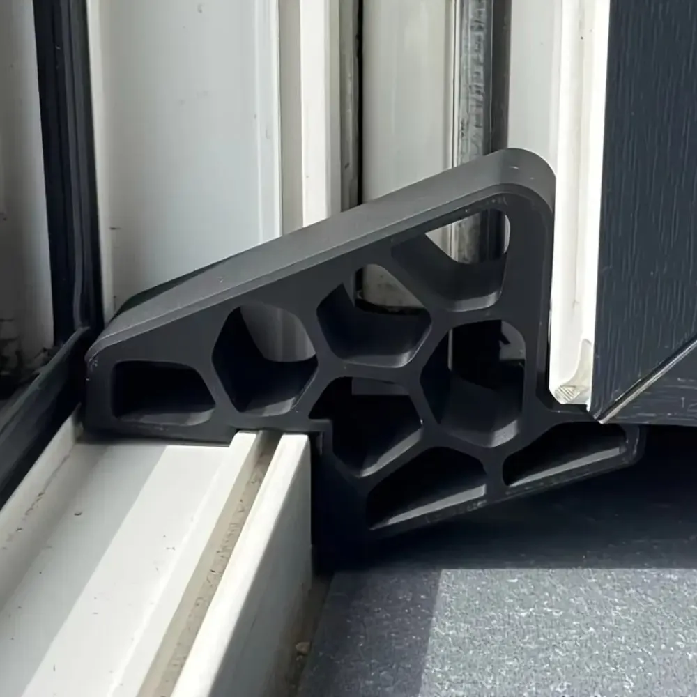 Butoir de porte installé sur un rail