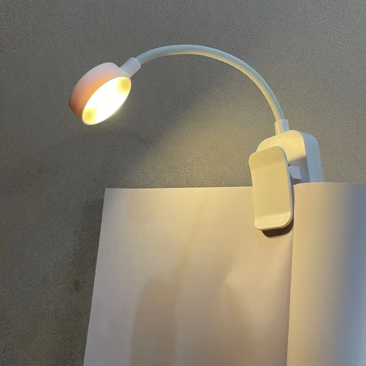 Lampe de lecture en ambiance chaleureuse