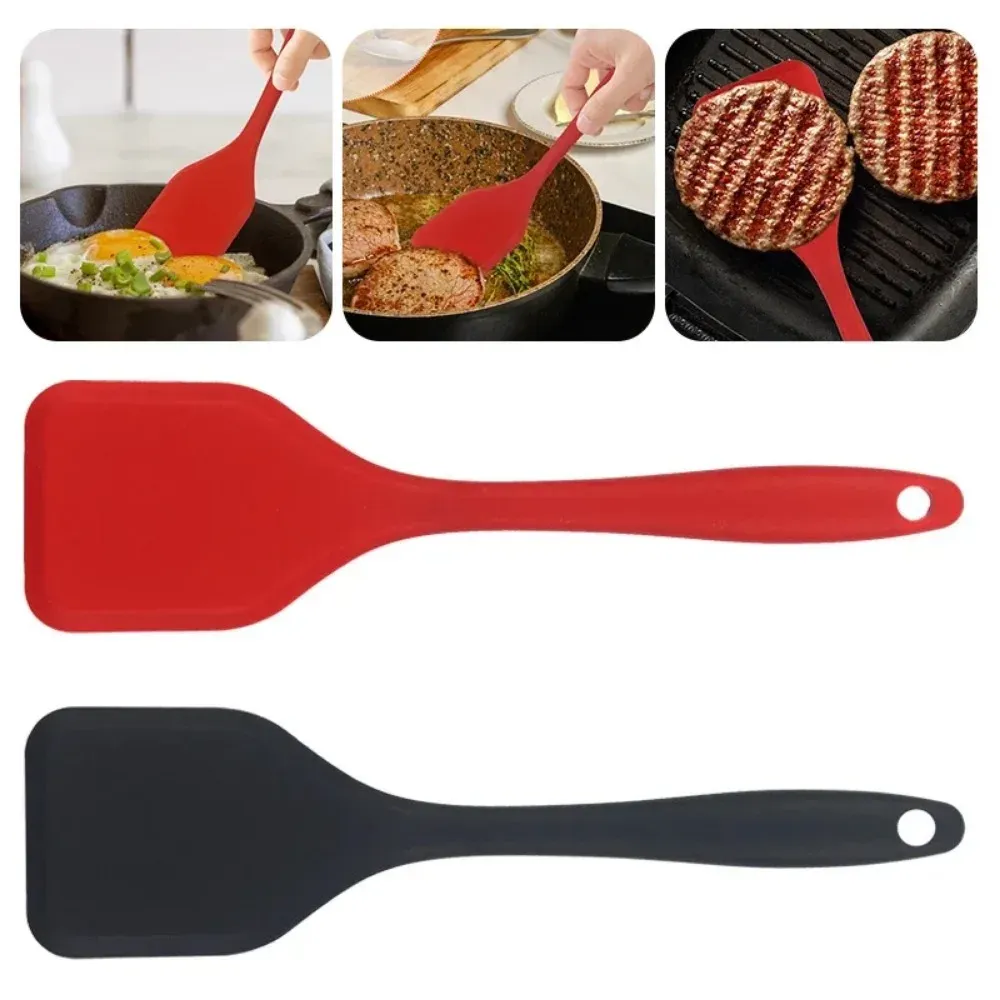 Spatule antiadhésive en silicone, en situation de cuisson