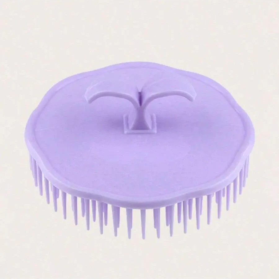 Brosse à shampooing sur fond clair