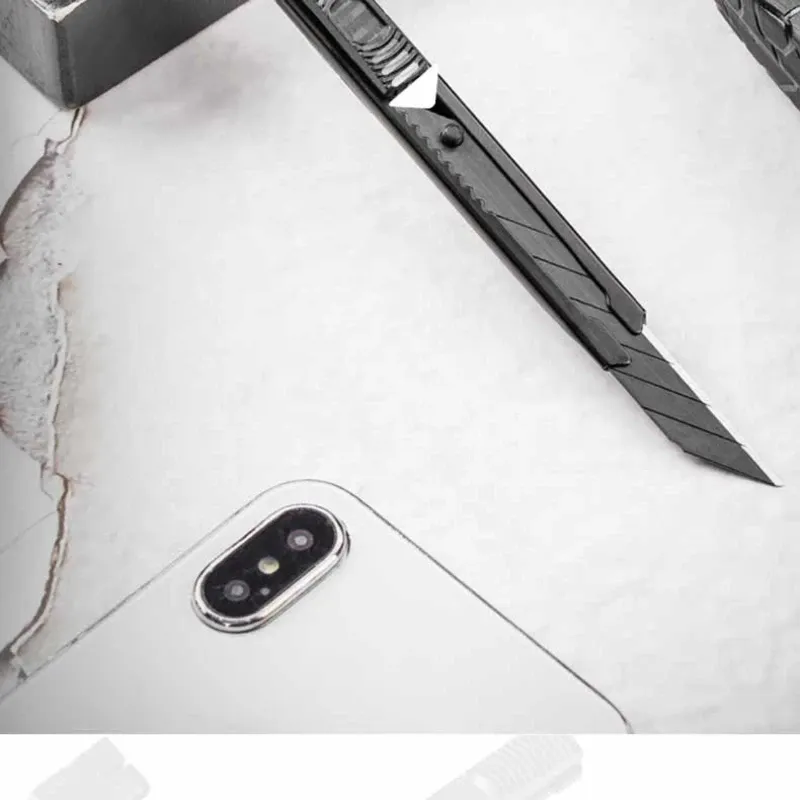 Couteau utilitaire Deli 9 mm noir, lame à 30 degrés en acier au carbone, lames SK5 à casse segmentée, verrouillage automatique, idéal pour le bureau et la maison 6