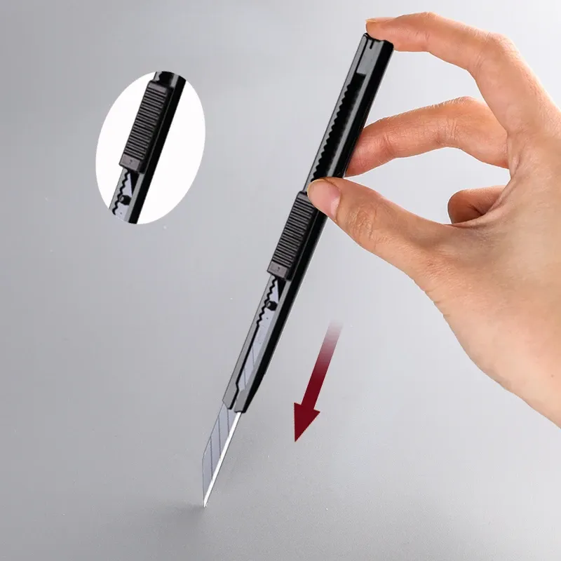 Couteau utilitaire noir Deli, vue rapprochée