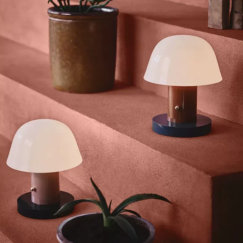 Lampe de table LED tactile et rechargeable en forme de champignon - Image 1