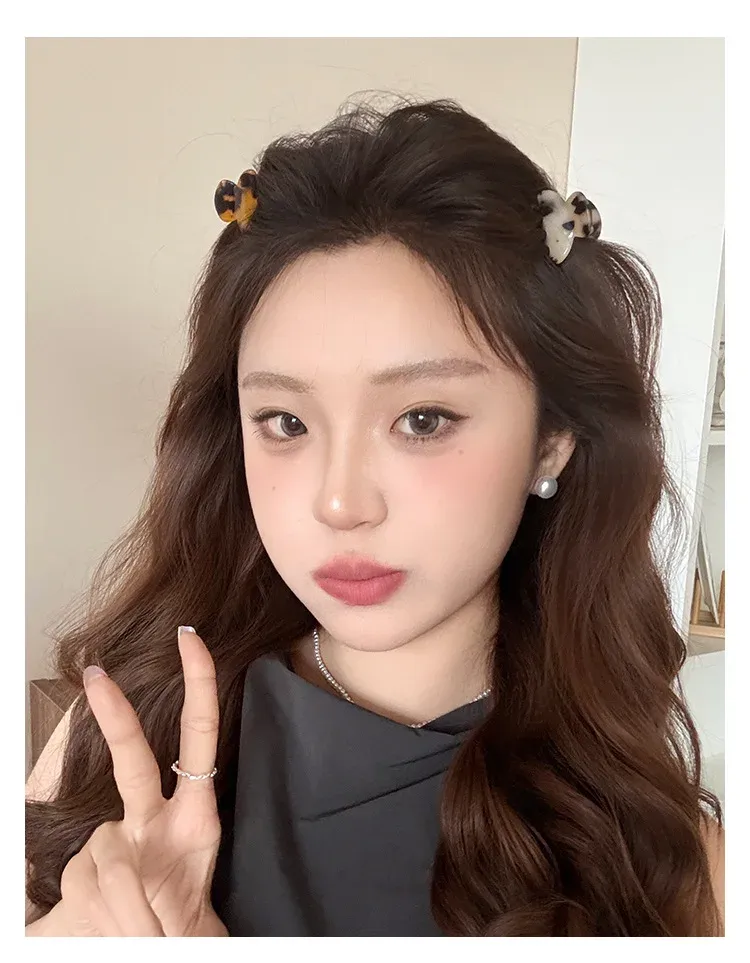 Pinces à cheveux portées en coiffure