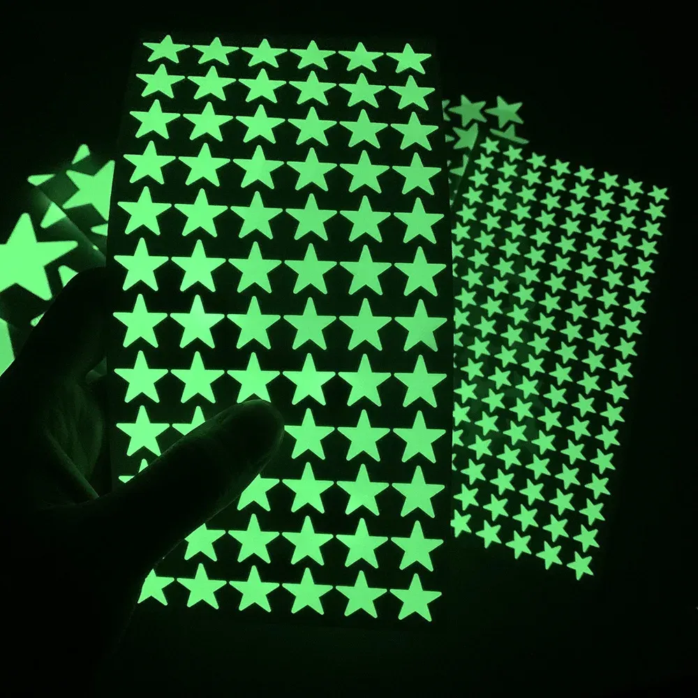 Autocollants muraux lumineux étoilés dans une chambre d'enfant