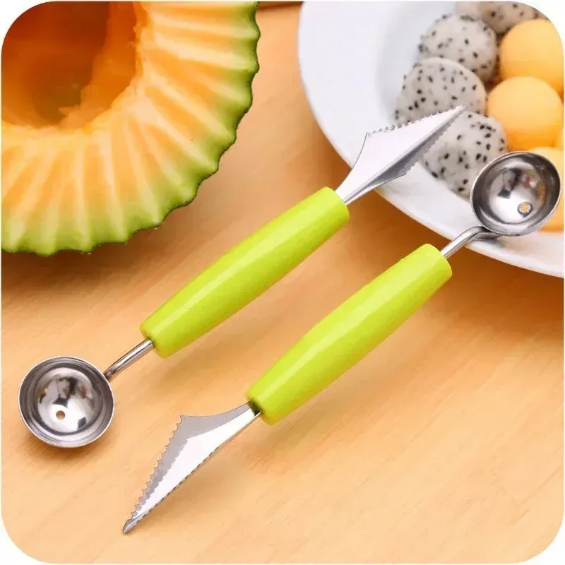 Outils de sculpture de fruits en gros plan