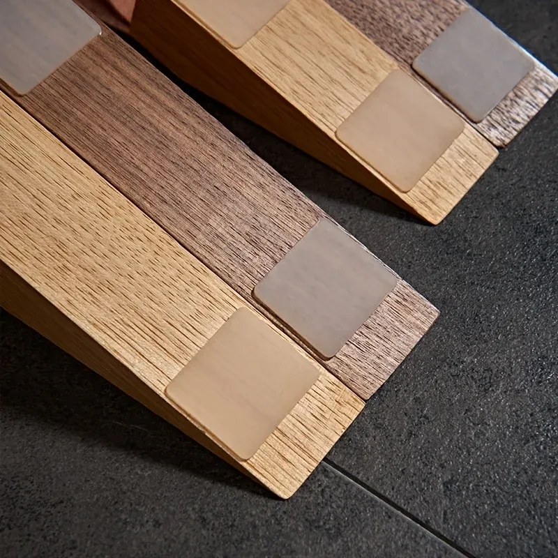 Détail du butoir de porte en bois massif