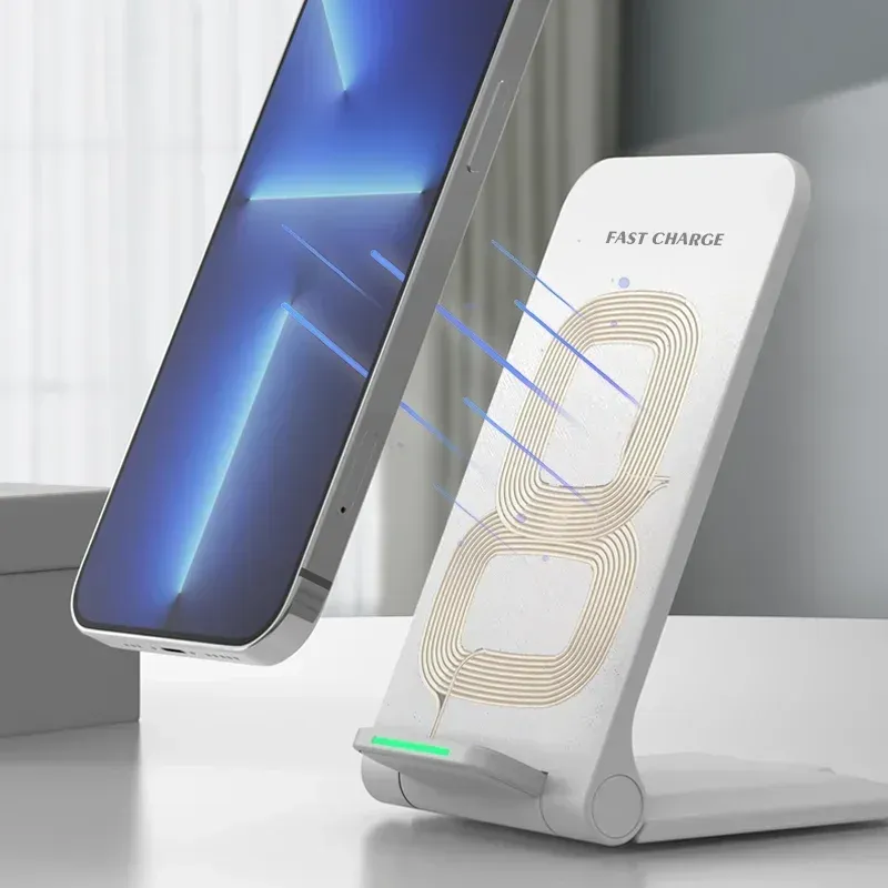Téléphone posé en mode paysage sur le support de charge