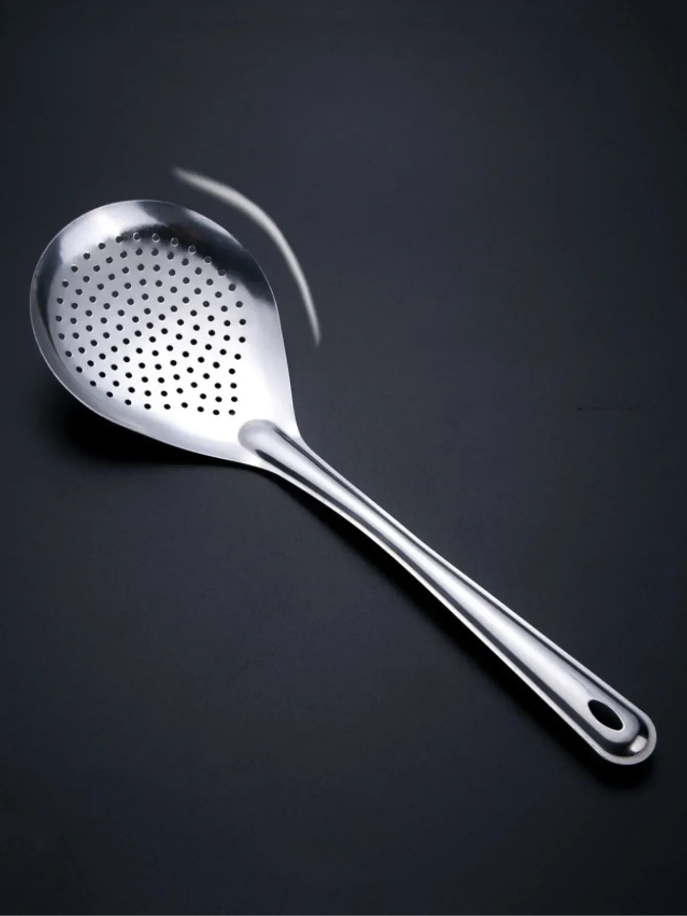 Écumoire en acier inoxydable, en situation de cuisine