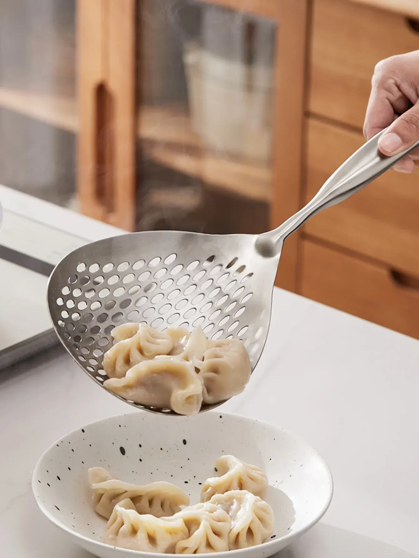 Écumoire en acier inoxydable, ambiance cuisine