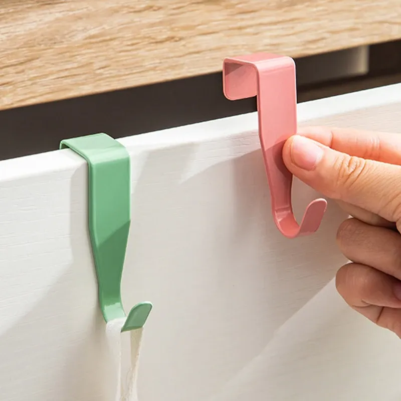 Crochet de porte en situation dans la cuisine