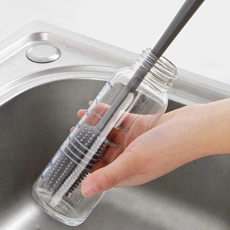 Nettoyage d'une tasse en verre avec la brosse en silicone