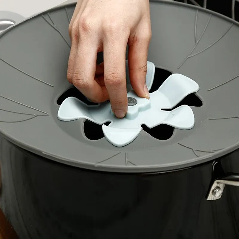Couvercle anti-débordement en silicone en situation de cuisson