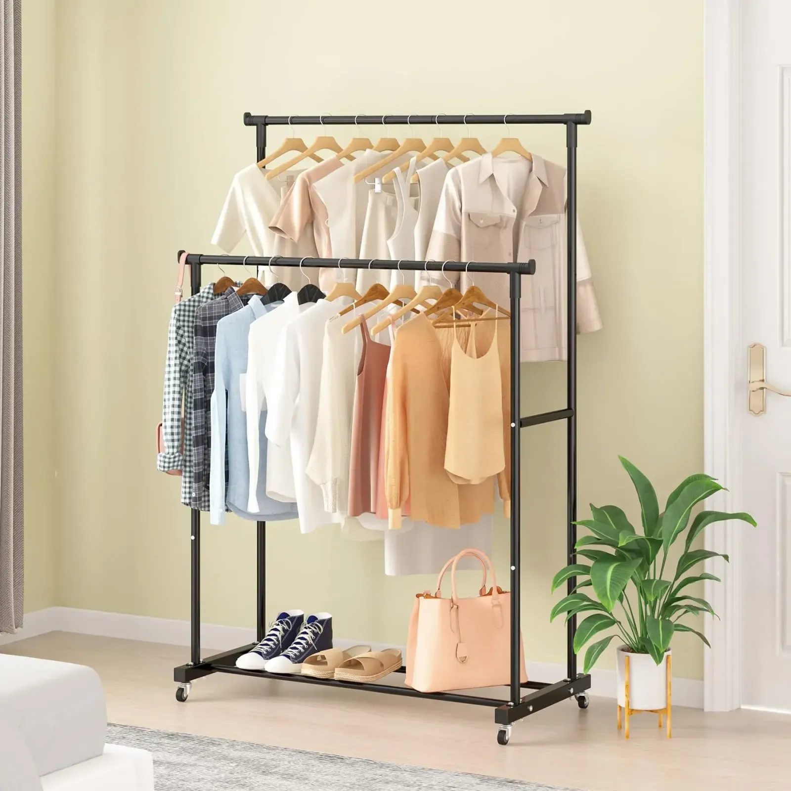 Portant avec vêtements suspendus