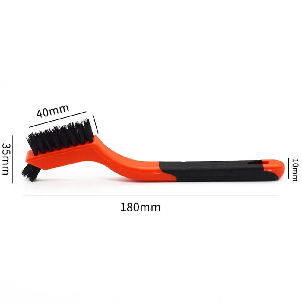 Brosse en utilisation sur surface métallique