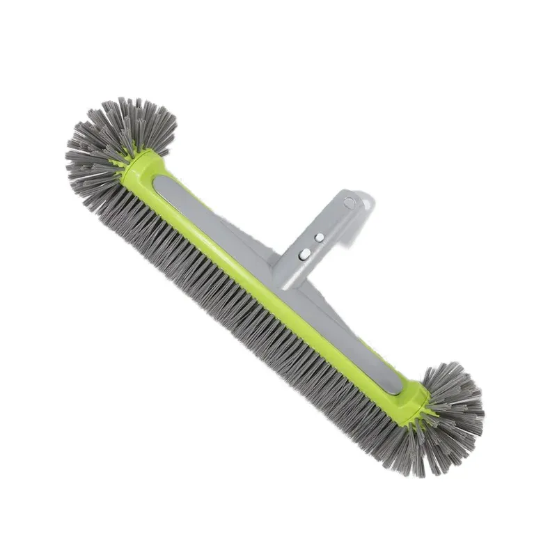 Nettoyage des coins et marches d'une piscine