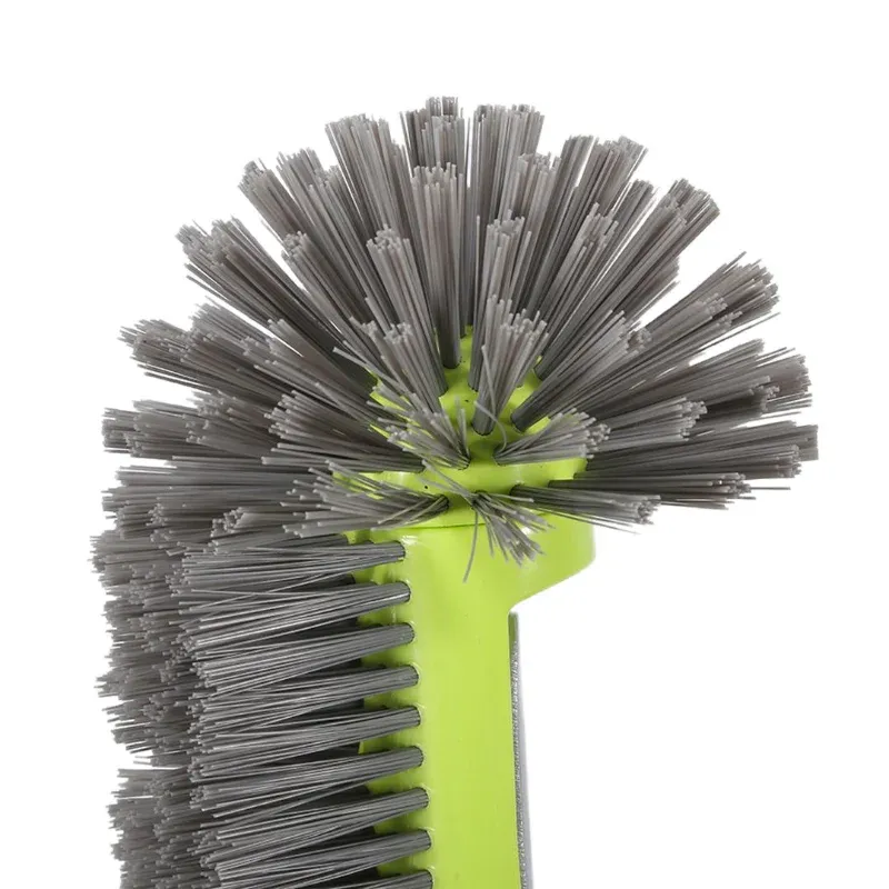 Brosse de piscine en action sur une paroi de bassin