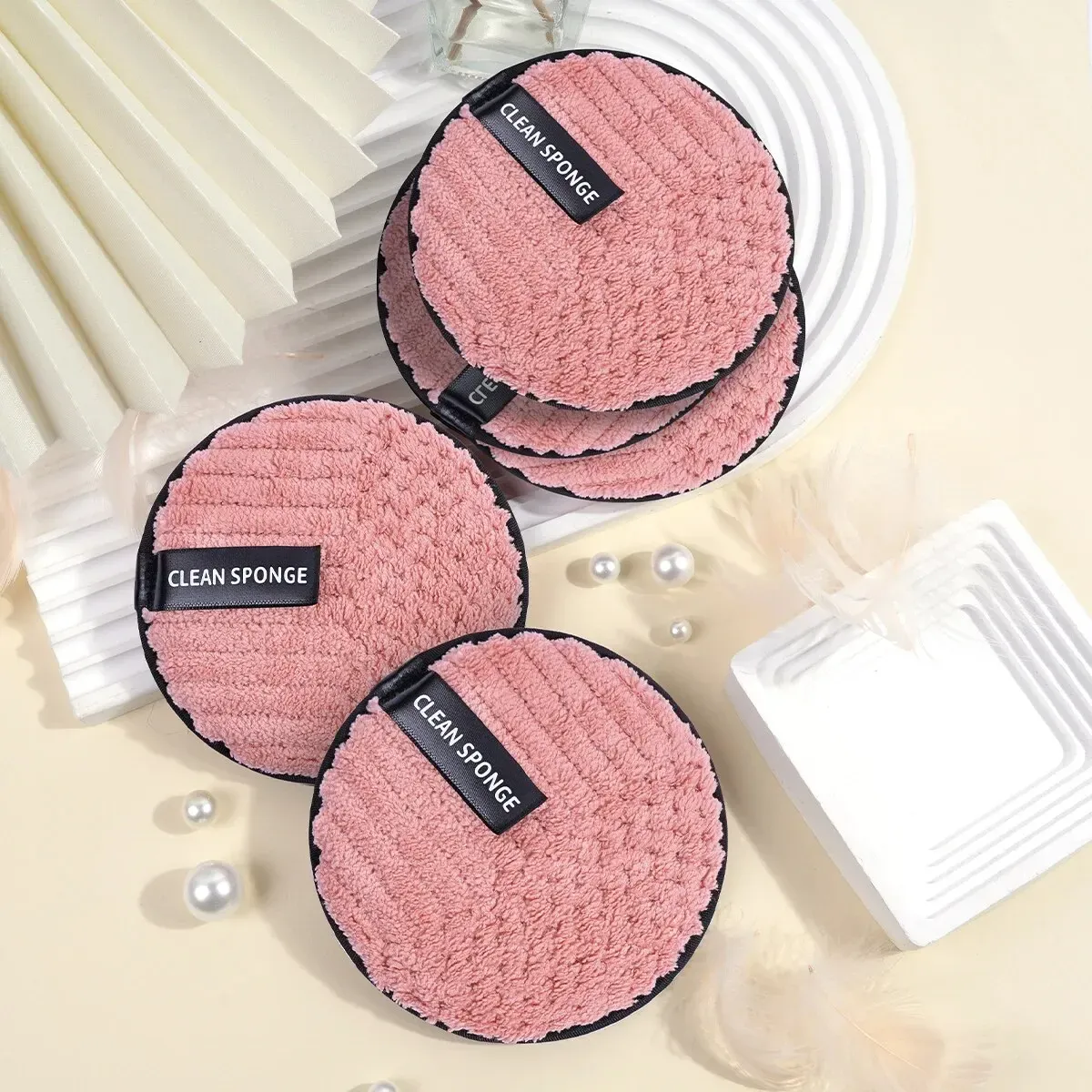 Démaquillage du visage avec un tampon doux