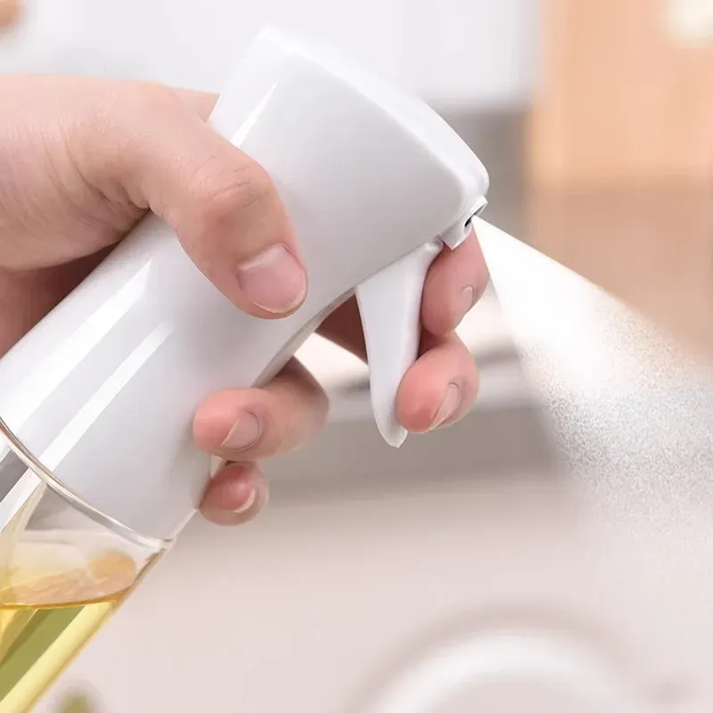 Flacon pulvérisateur d'huile en situation de cuisine