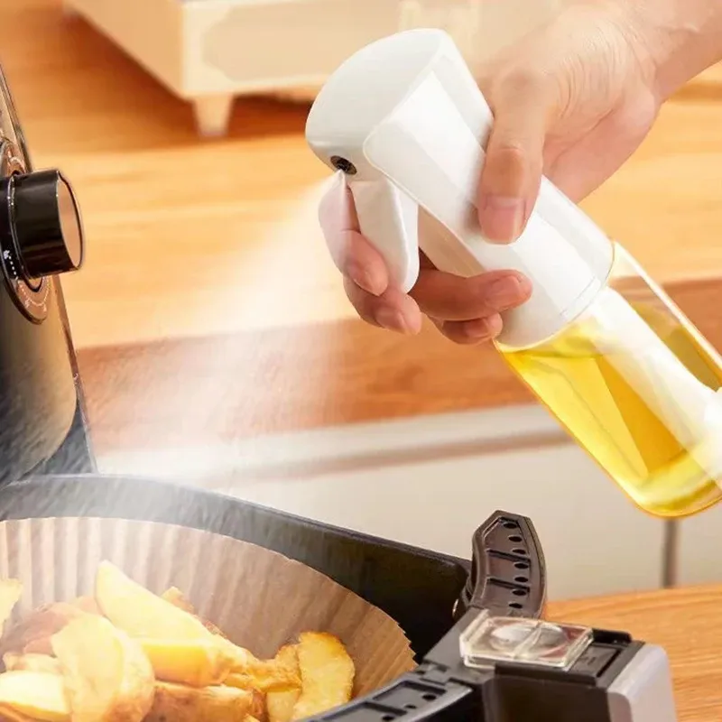 Flacon pulvérisateur rangé dans la cuisine