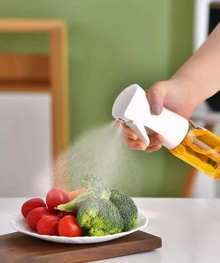 Flacon pulvérisateur, ambiance cuisine moderne