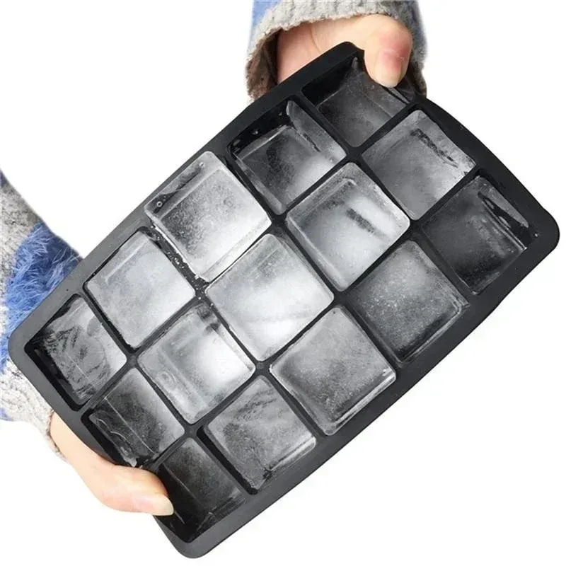 Glaçons en forme régulière démoulés du moule en silicone