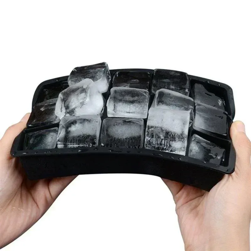 Moule à glaçons en silicone en situation d'utilisation