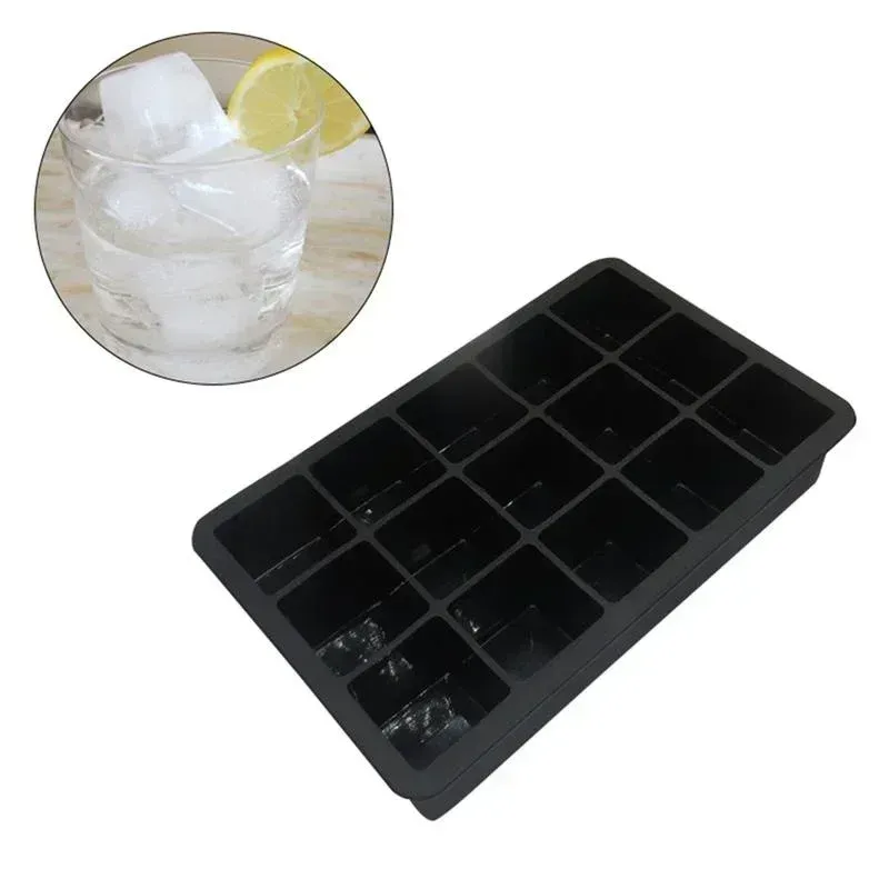 Moule à glaçons en silicone sur un plan de travail