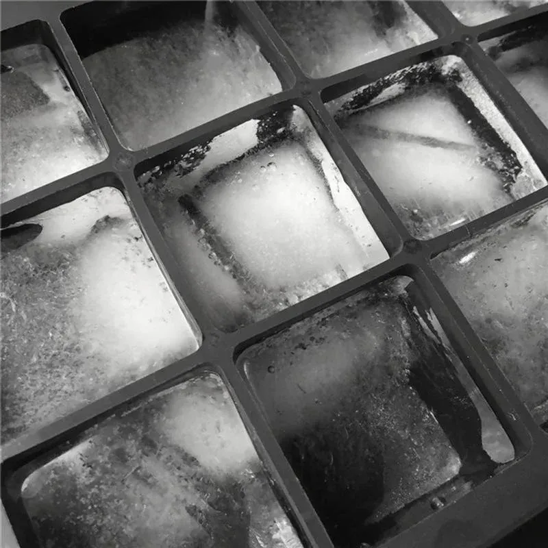 Glaçons transparents dans un moule en silicone