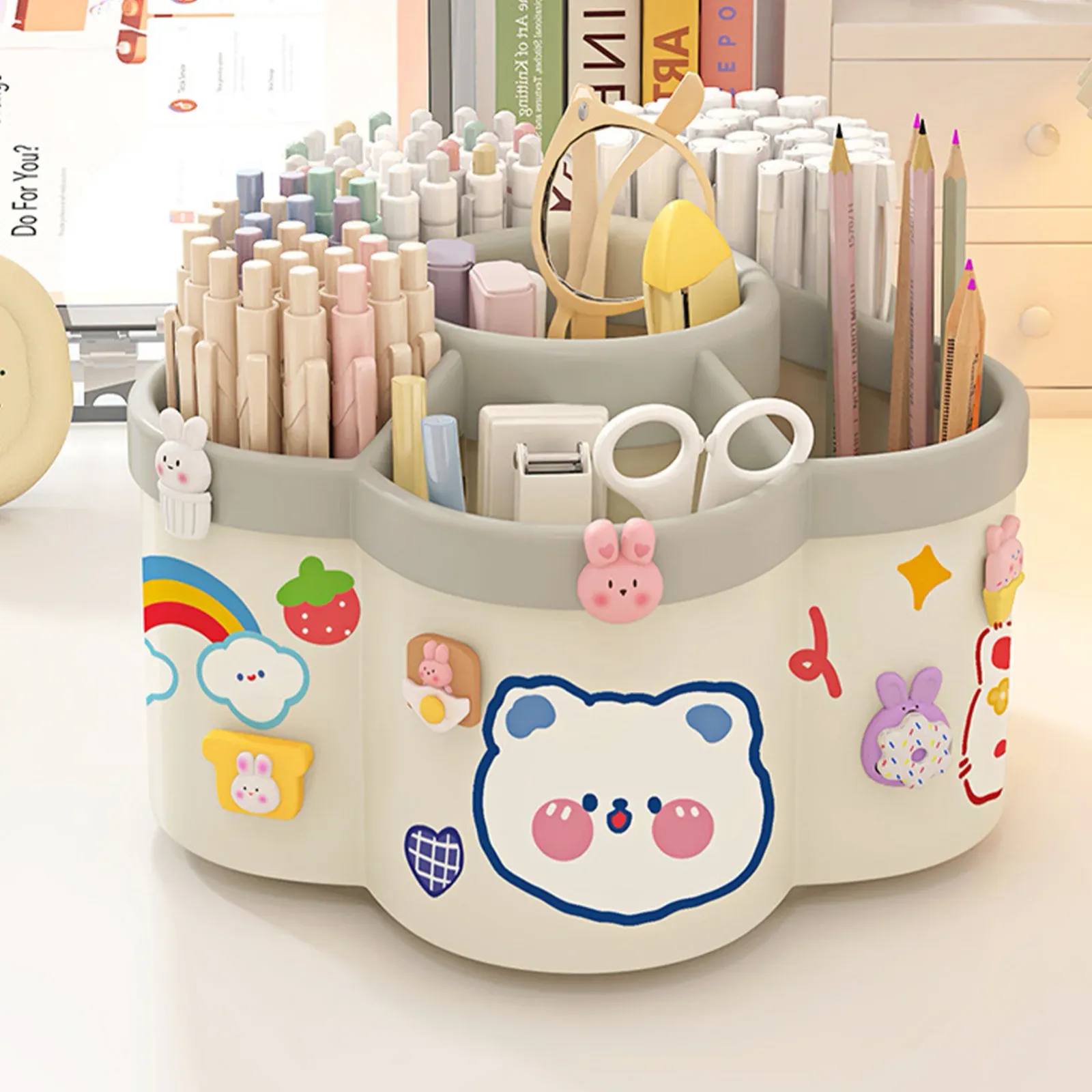 Porte-stylo rotatif créatif sur un bureau