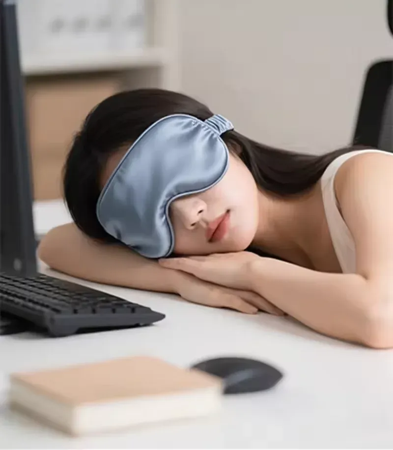 Masque de sommeil porté pour un repos profond