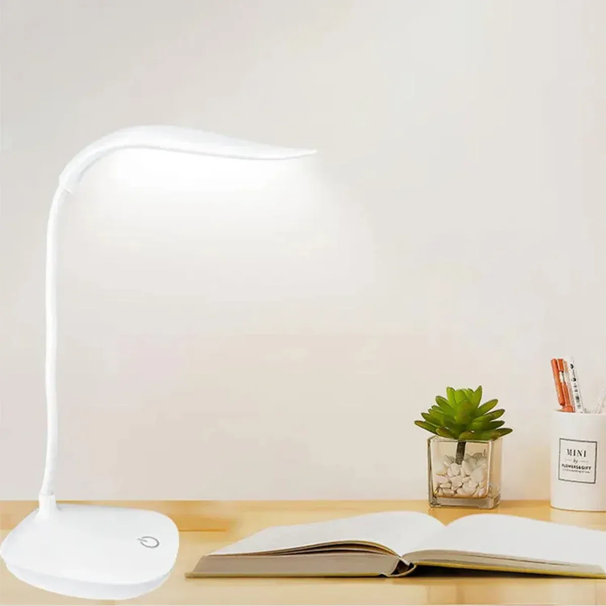 Lampe de bureau LED dans un intérieur moderne