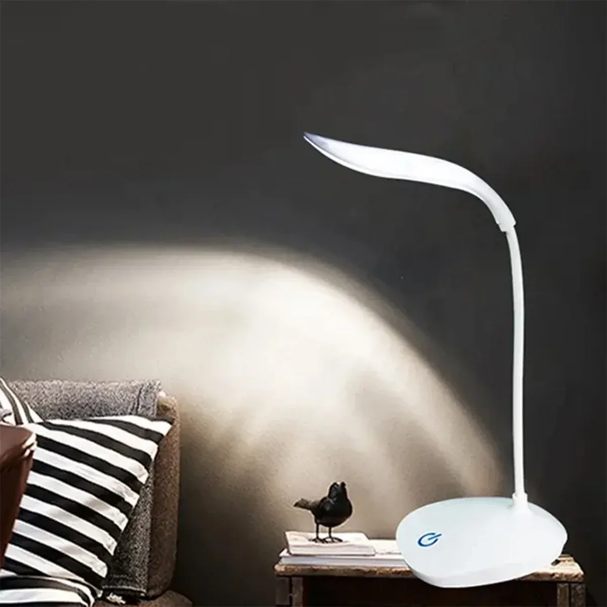 Lampe de bureau LED allumée dans une pièce