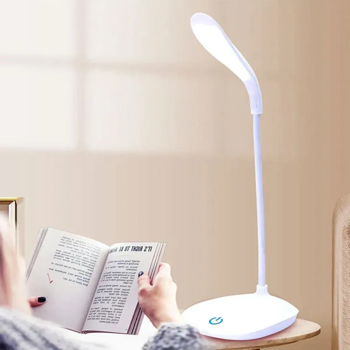 Lampe de bureau LED dans un espace de travail