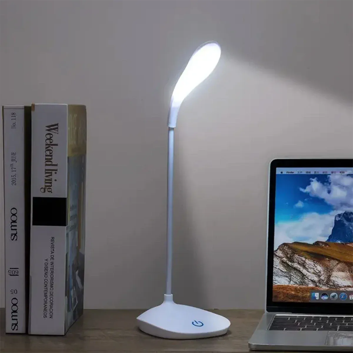 Lampe de bureau LED sous différents angles
