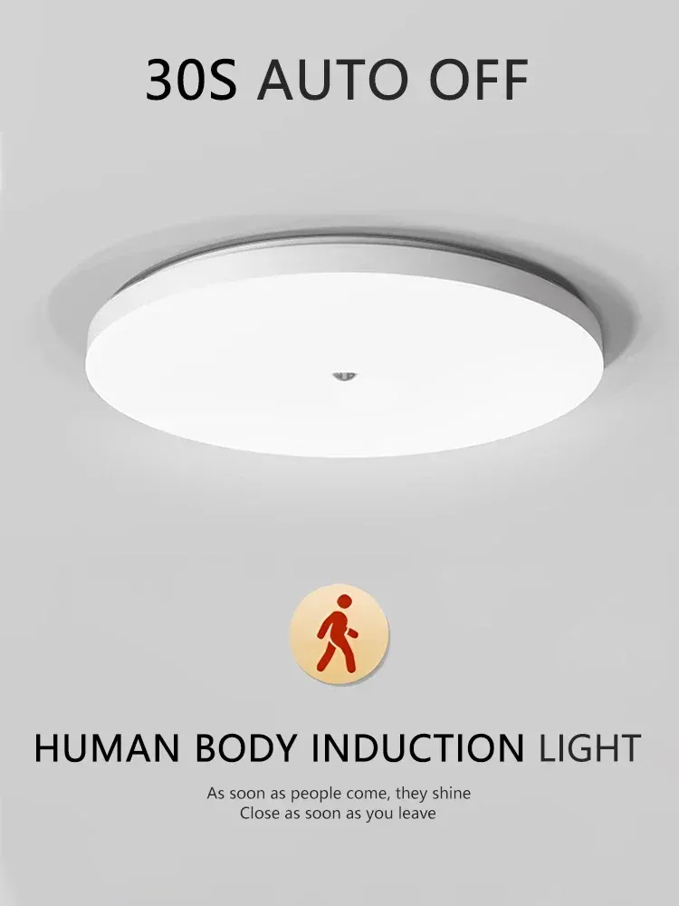 Plafonnier LED à détection de mouvement installé dans un couloir