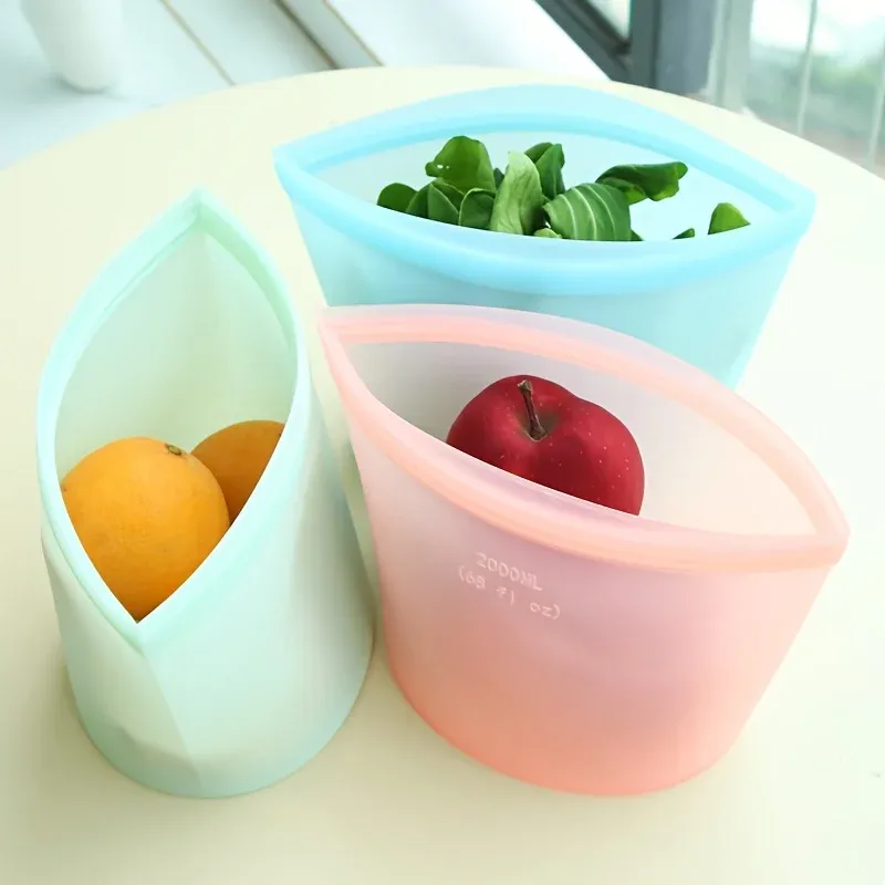 Organisation du réfrigérateur avec contenants en silicone