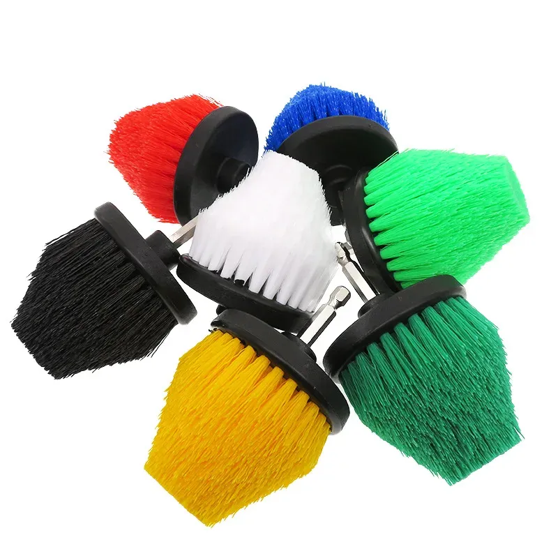 Brosse de nettoyage en action sur une surface