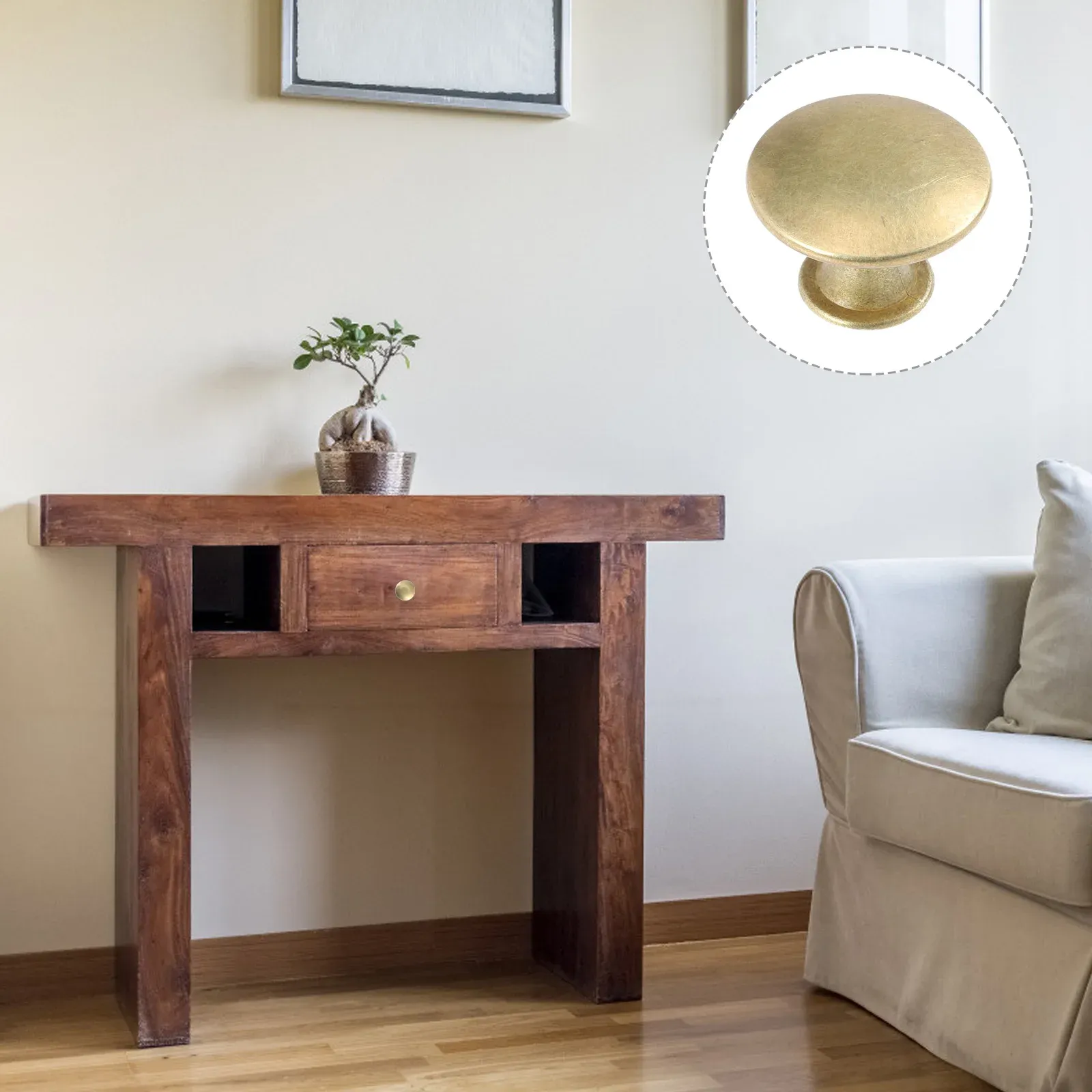 Bouton rond doré sur porte d'armoire