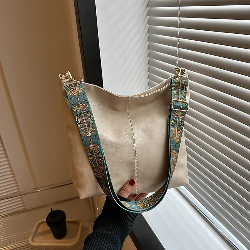 Sac seau en cuir synthétique, détail de la forme